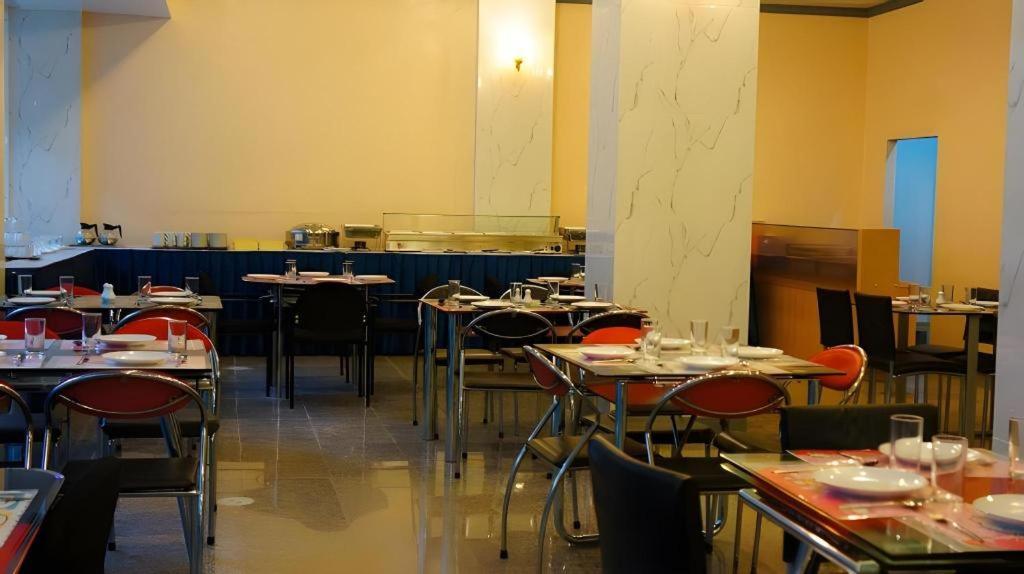 J Two S Pratunam Hotel Бангкок Екстер'єр фото