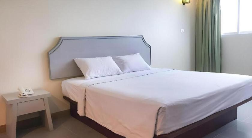 J Two S Pratunam Hotel Бангкок Екстер'єр фото