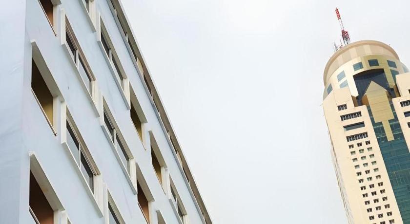 J Two S Pratunam Hotel Бангкок Екстер'єр фото
