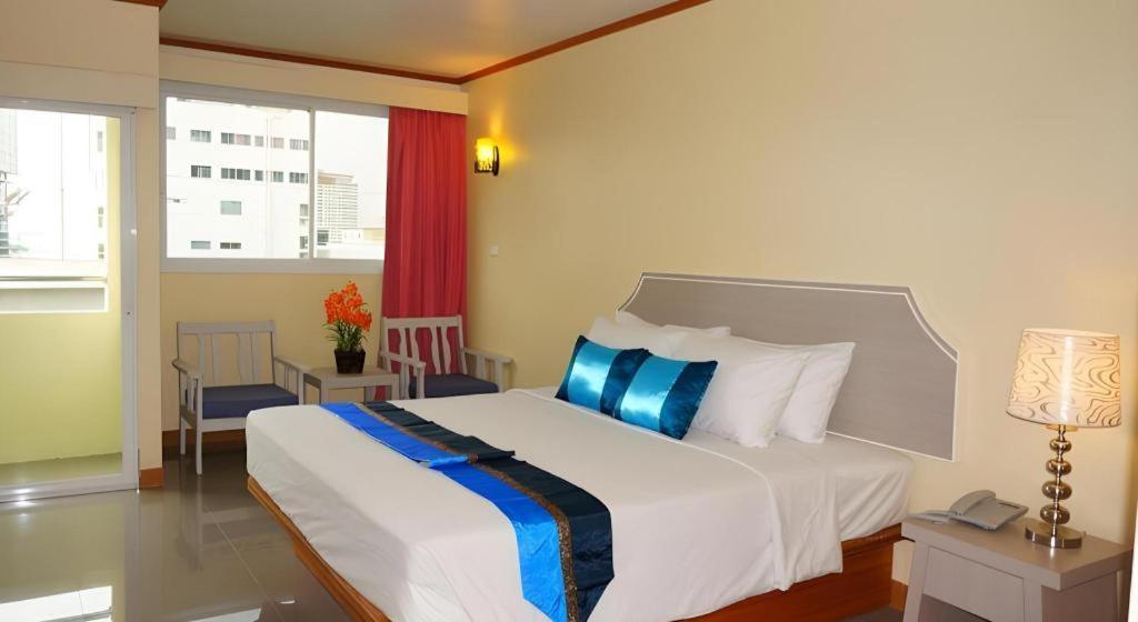 J Two S Pratunam Hotel Бангкок Екстер'єр фото