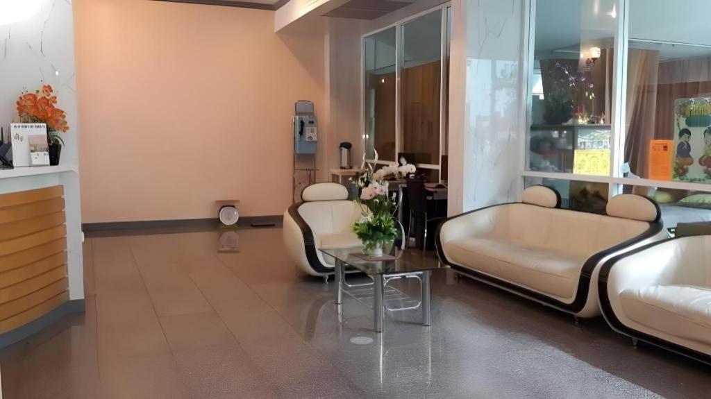 J Two S Pratunam Hotel Бангкок Екстер'єр фото